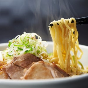 Préparation de pâtes fraîches Ramen sans gluten et vegan Komeko en plat