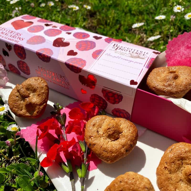 Présentation Macarons sans gluten en forme de cœur goût framboise - La Biscuiterie de Provence