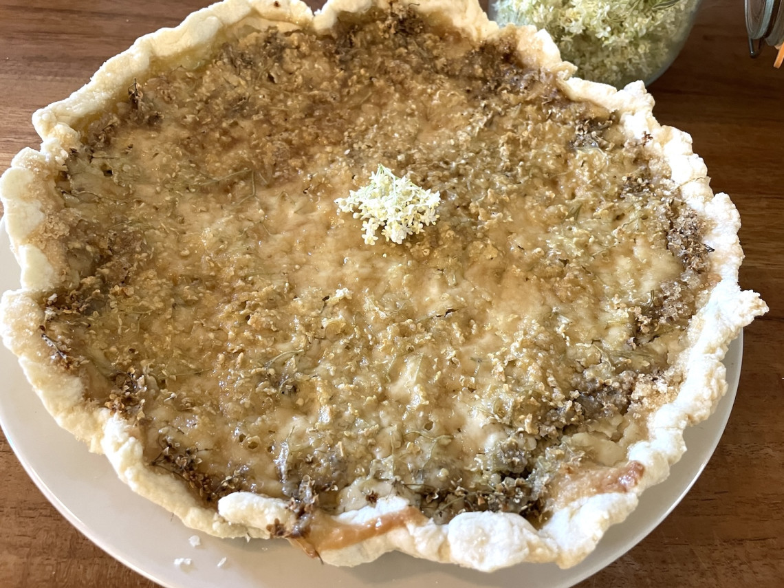 Tarte sucrée sans gluten à la poudre d'amandes et aux corymbes de sureau 