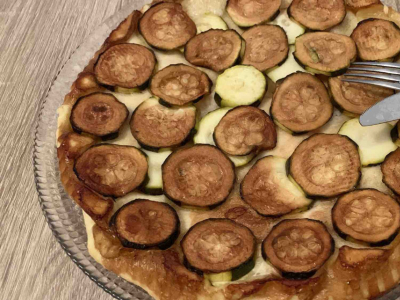 Tarte Tatin sans gluten aux courgettes, miel et feta