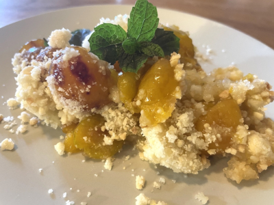 Crumble aux mirabelles sans gluten à la menthe