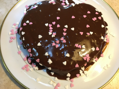 Gâteau au chocolat sans gluten en forme de coeur 