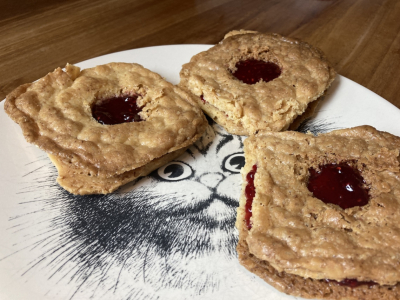 Biscuits craquants lunettes sans gluten à la confiture 