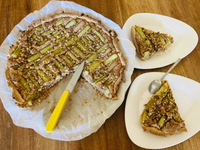 Tarte sablée sans gluten à la rhubarbe, amande et noix de pécan